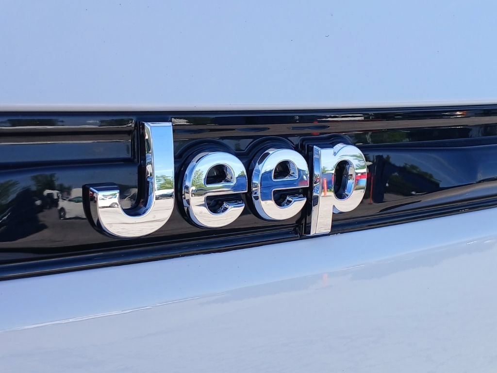 Used 2023 Jeep Grand Cherokee Limited w/ Luxury Tech Group II AWD/4WD image 33