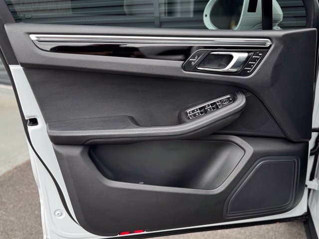 Certified 2023 Porsche Macan AWD/4WD image 13