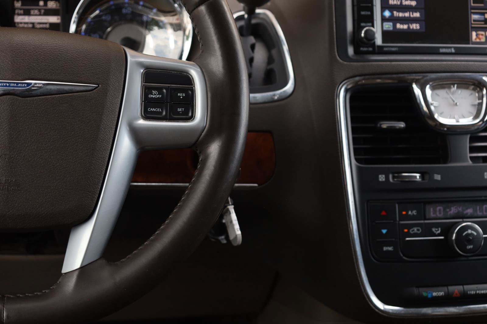 Used 2014 Chrysler Town & Country Touring FWD image 33