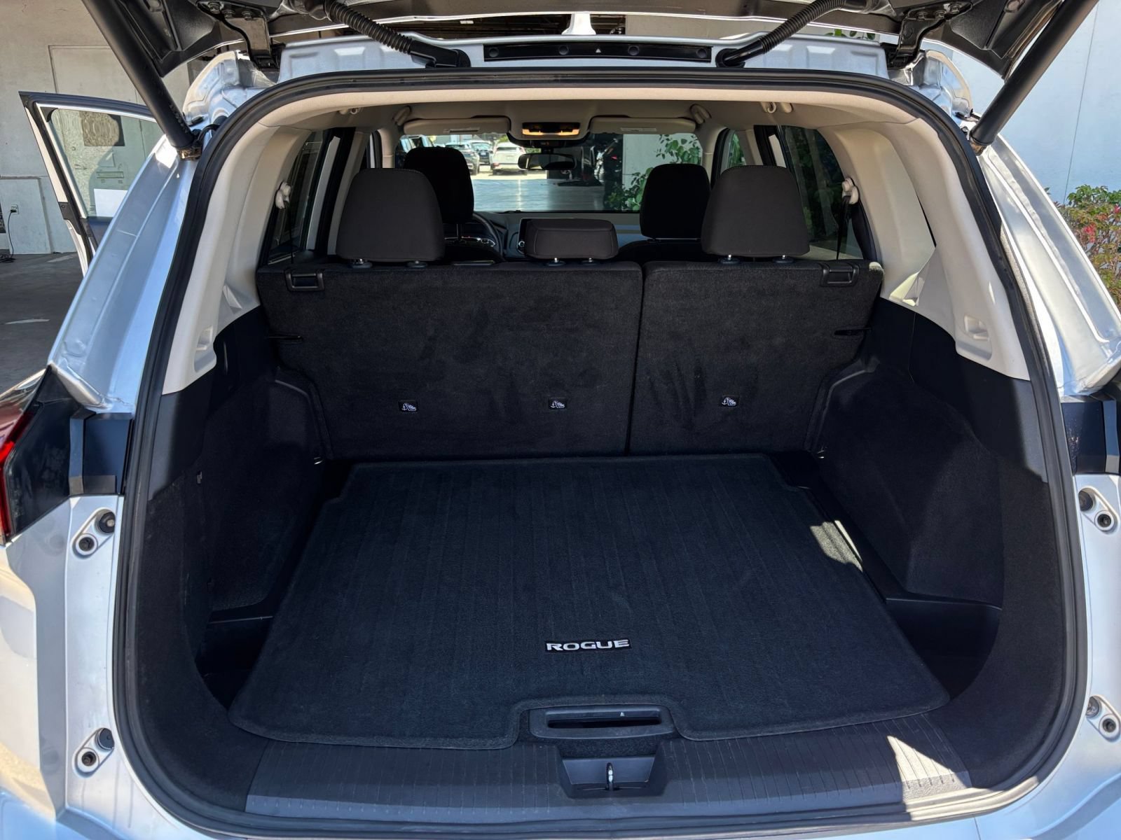 Used 2025 Nissan Rogue SV FWD image 33