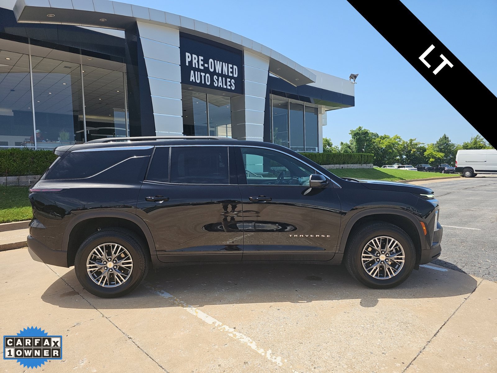 Used 2026 Chevrolet Traverse LT AWD/4WD image 2