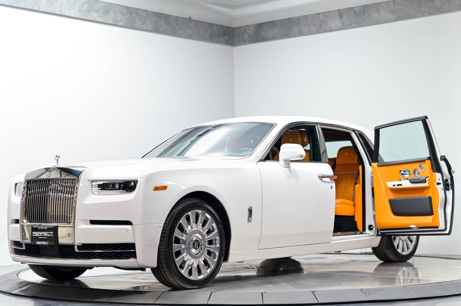 Used 2022 Rolls-Royce Phantom Sedan w/ The Phantom Package RWD image 2