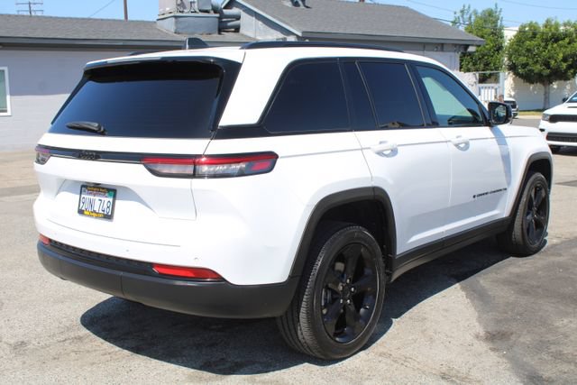 Used 2025 Jeep Grand Cherokee Altitude RWD image 4