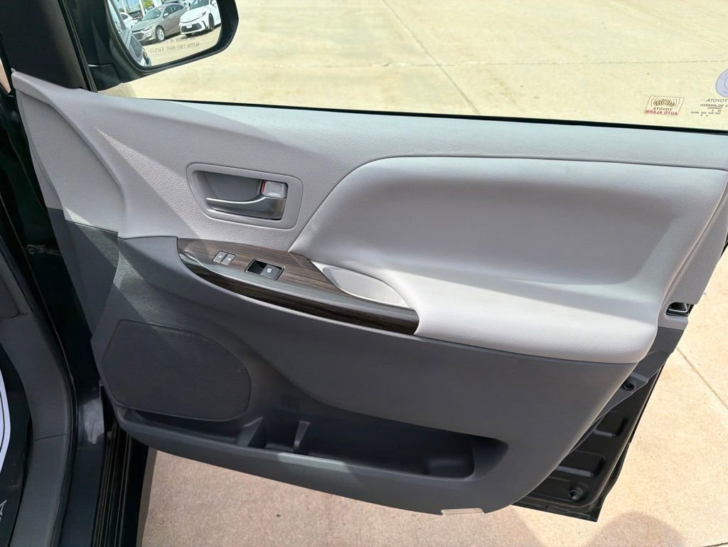 Used 2019 Toyota Sienna XLE w/ XLE Navigation Package FWD image 33