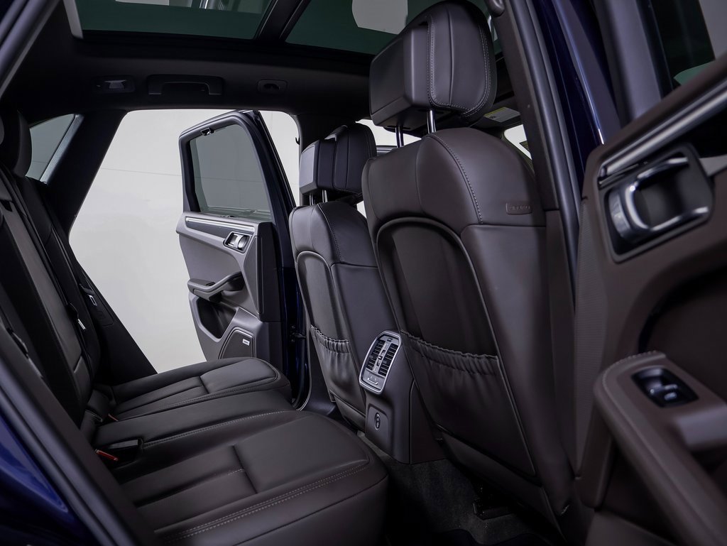 Certified 2022 Porsche Macan w/ Premium Package Plus image 8