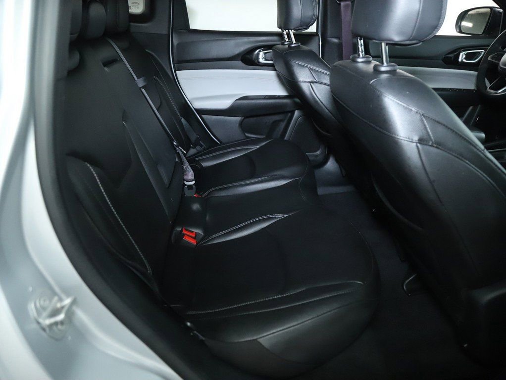 Used 2025 Jeep Compass Limited image 32