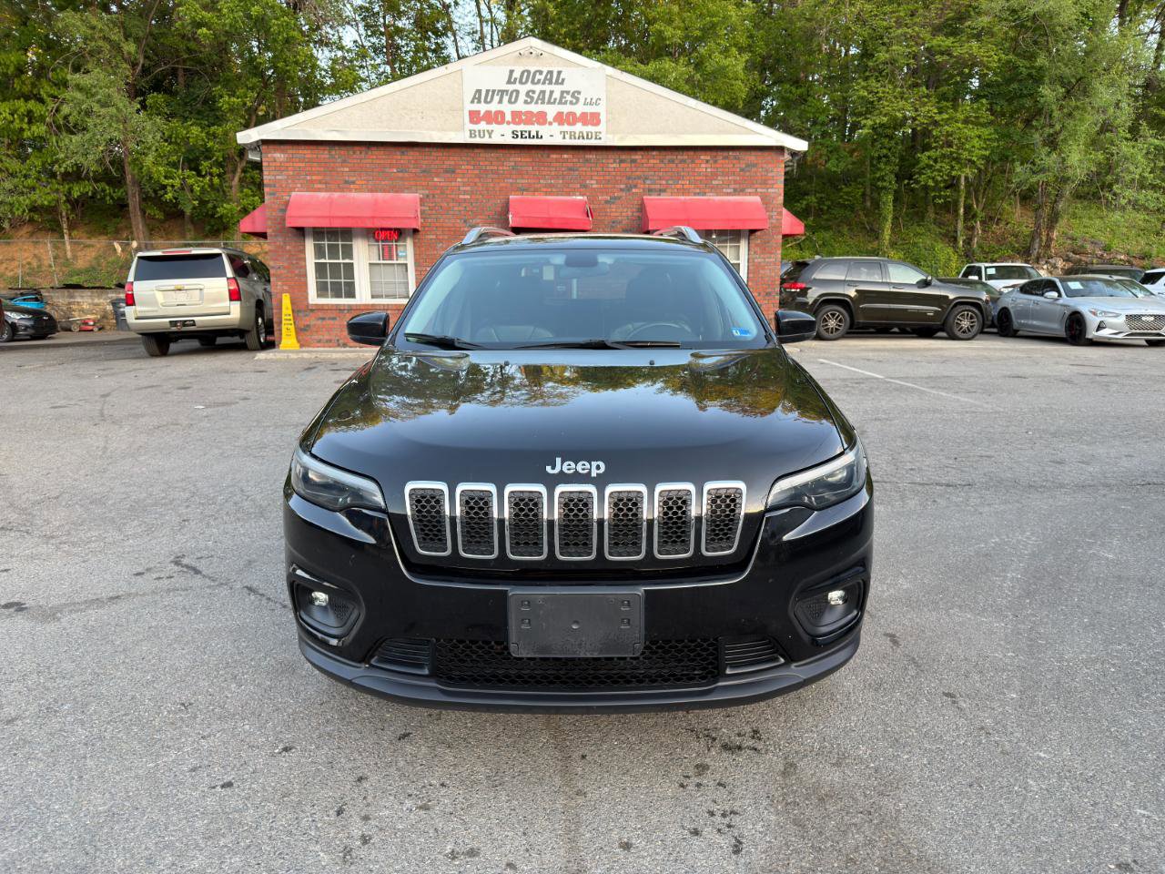 Used 2019 Jeep Cherokee Latitude Plus AWD/4WD image 2
