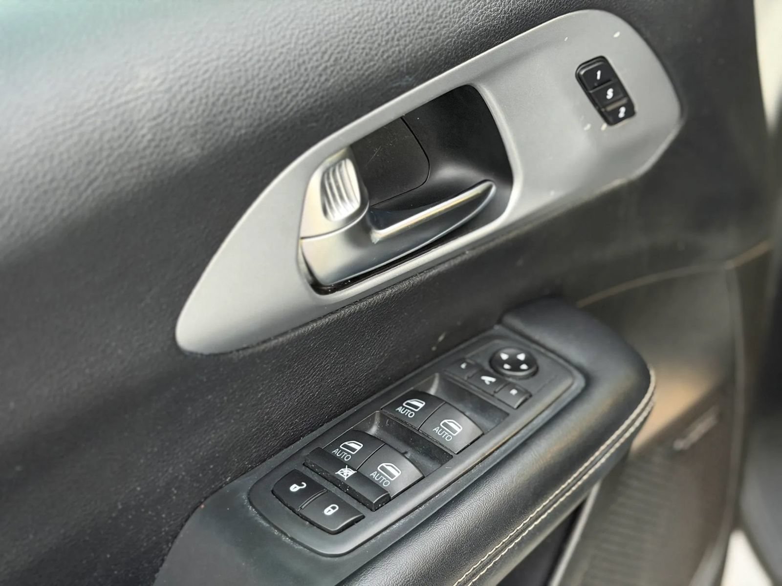 Used 2020 Chrysler Pacifica Limited w/ Advanced Safetytec Group FWD image 10