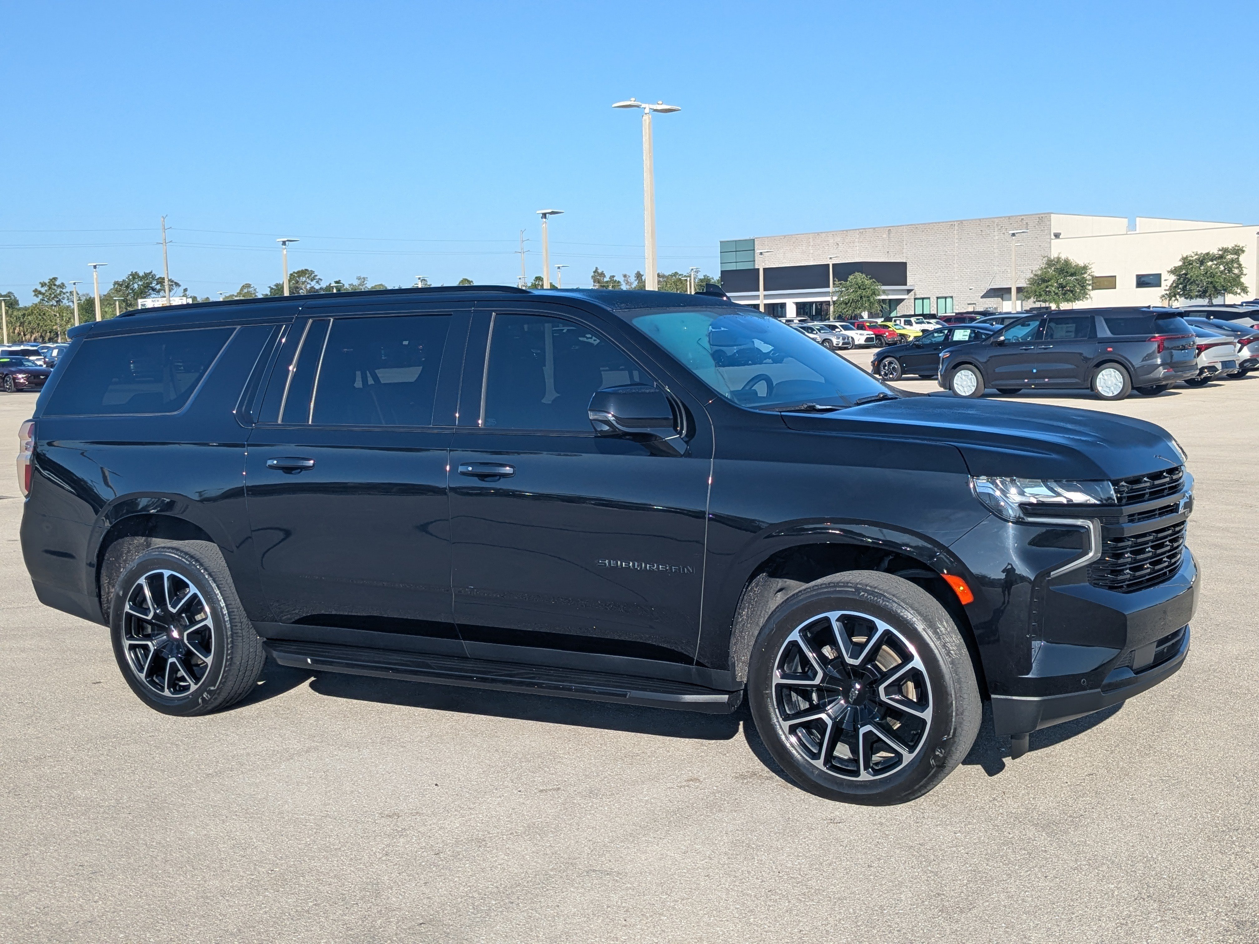 Used 2023 Chevrolet Suburban RST w/ Luxury Package AWD/4WD image 2