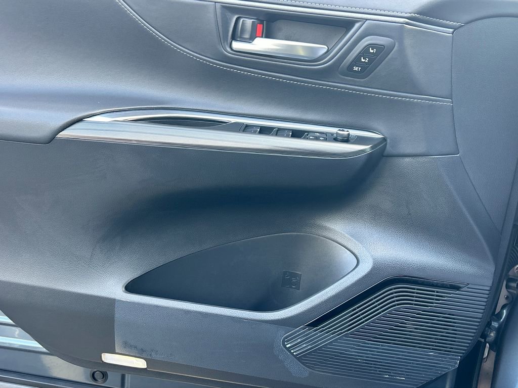 Used 2024 Toyota Venza XLE image 23