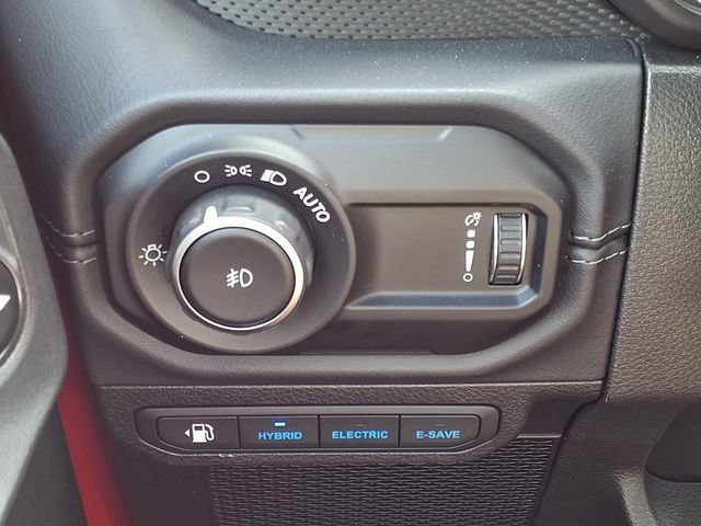 Used 2025 Jeep Wrangler Unlimited Rubicon 4xe w/ Convenience Group AWD/4WD image 17