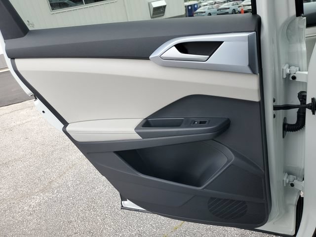 New 2026 Volkswagen Taos SE FWD image 13