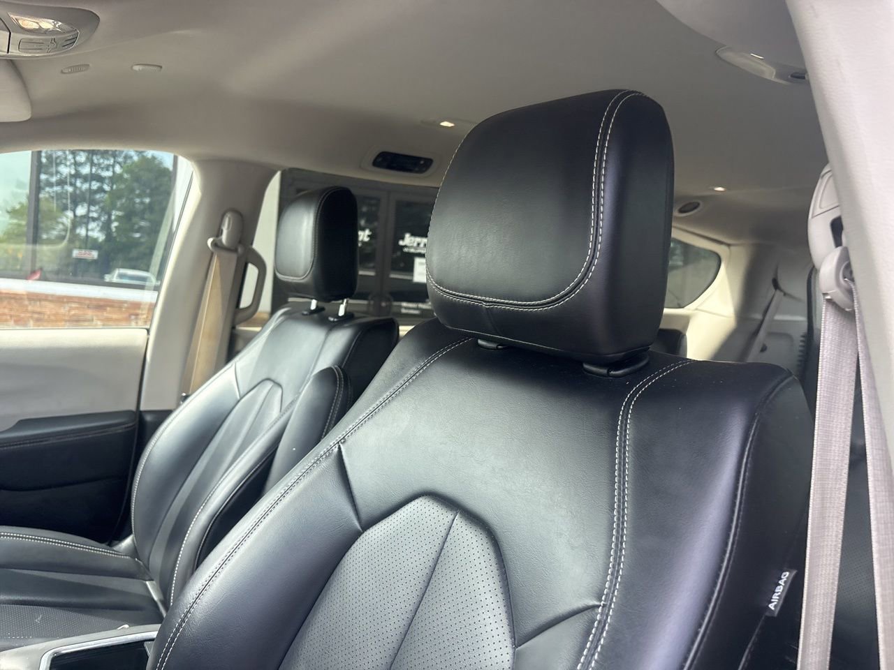 Used 2023 Chrysler Pacifica Touring-L image 2