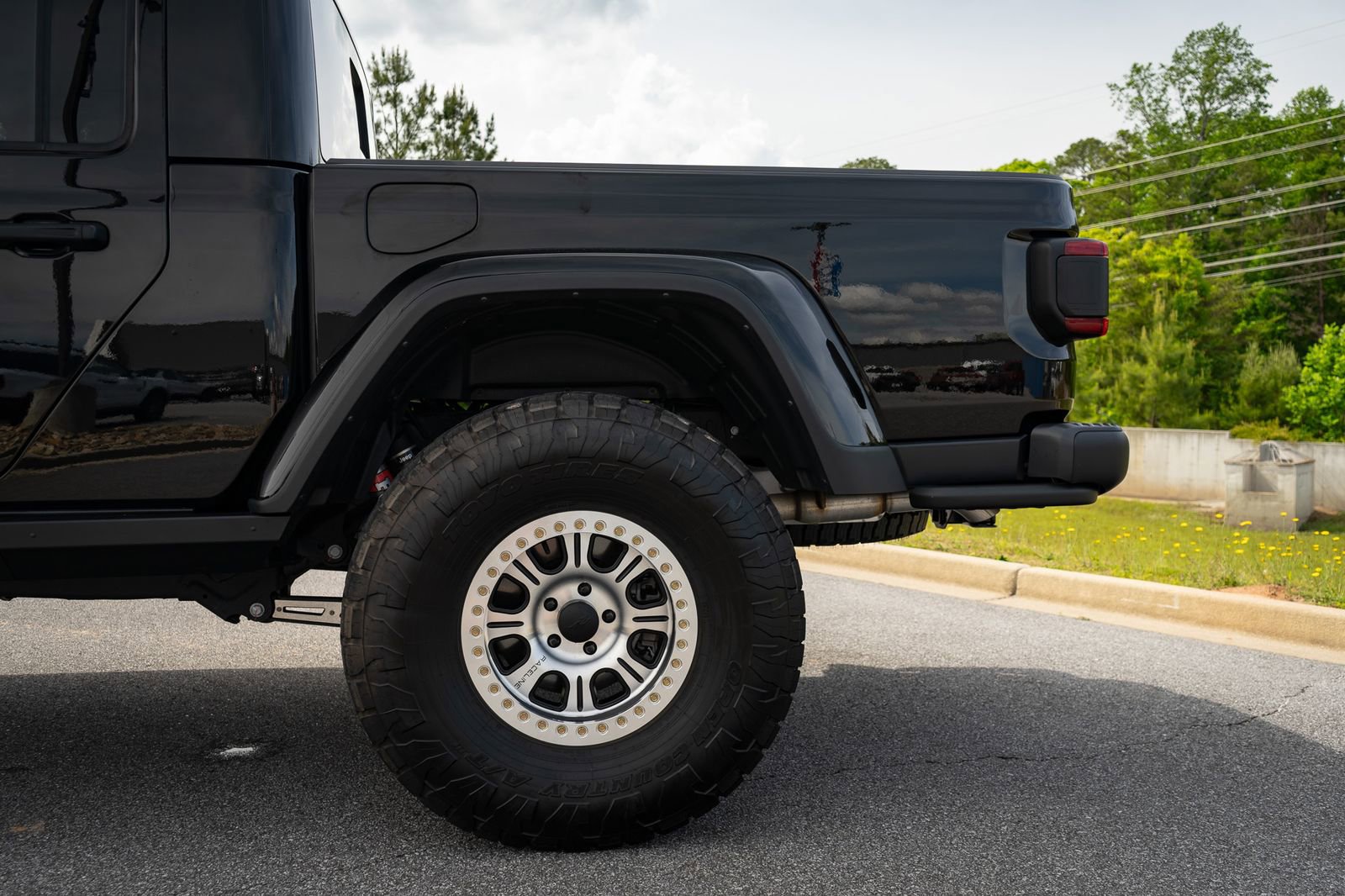 Used 2024 Jeep Gladiator Mojave AWD/4WD image 9