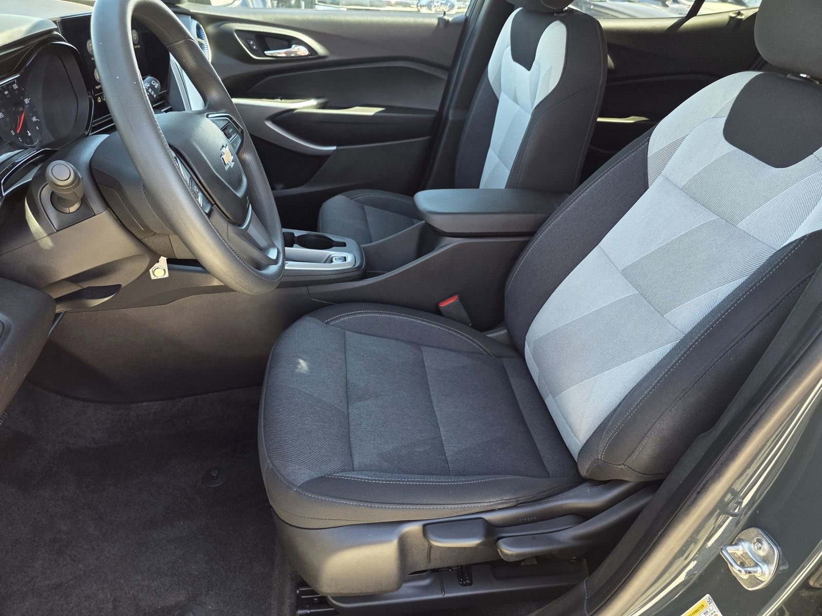 Used 2025 Chevrolet Trax LS w/ LS Convenience Package image 12