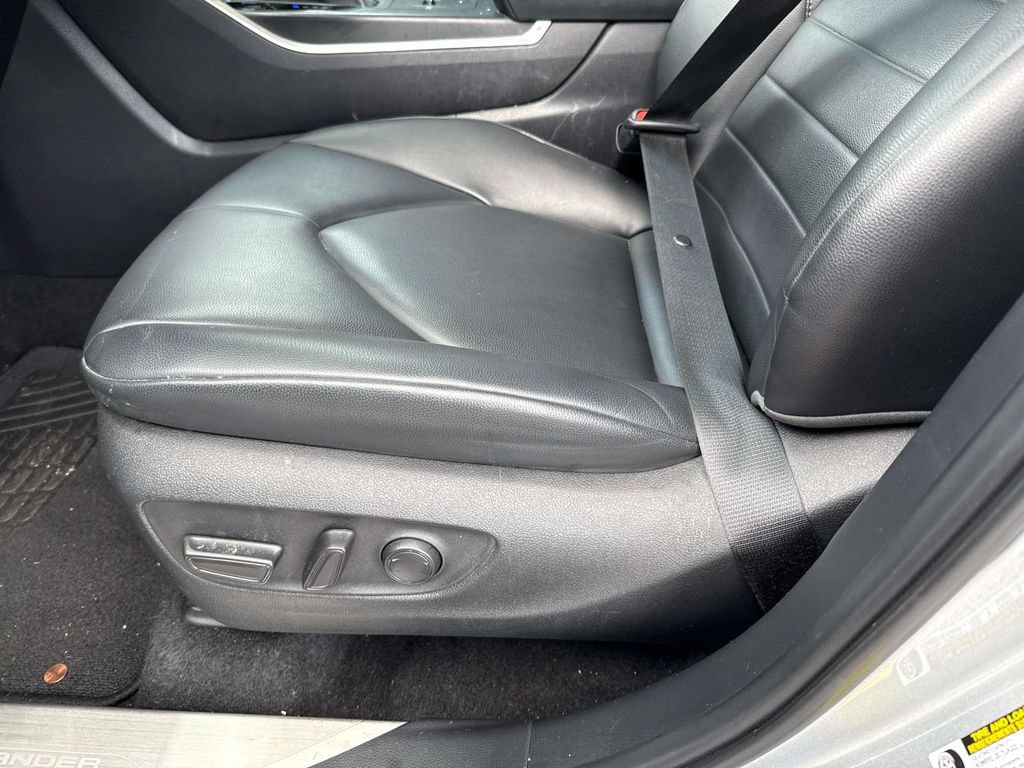 Used 2024 Toyota Highlander XLE FWD image 21