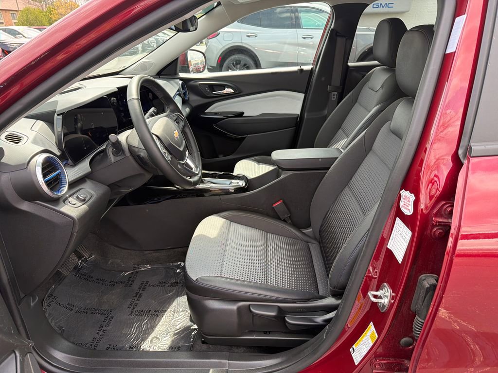 Certified 2025 Chevrolet Trax LT w/ LT Convenience Package FWD image 11