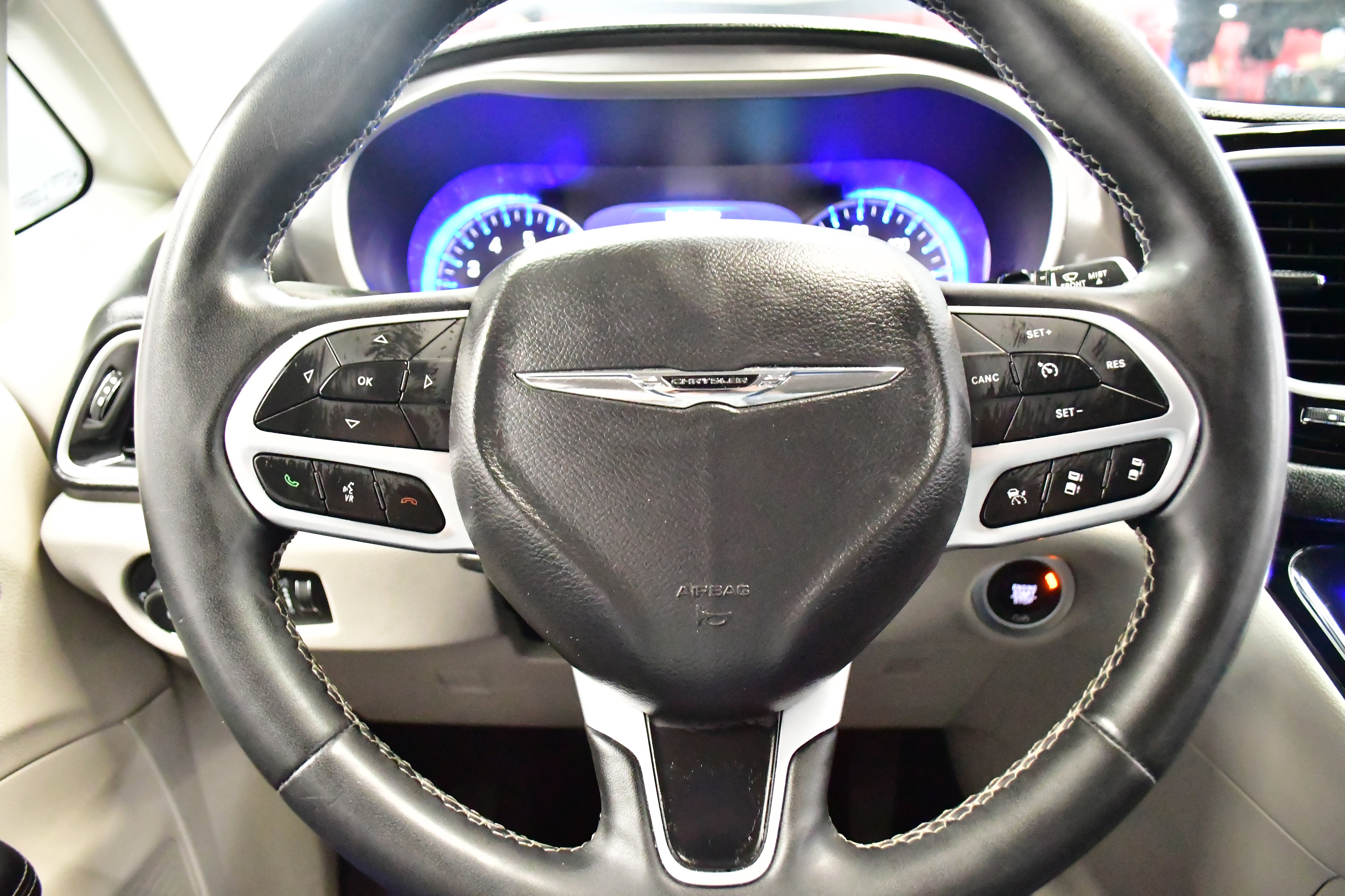 Used 2023 Chrysler Pacifica Touring-L FWD image 21