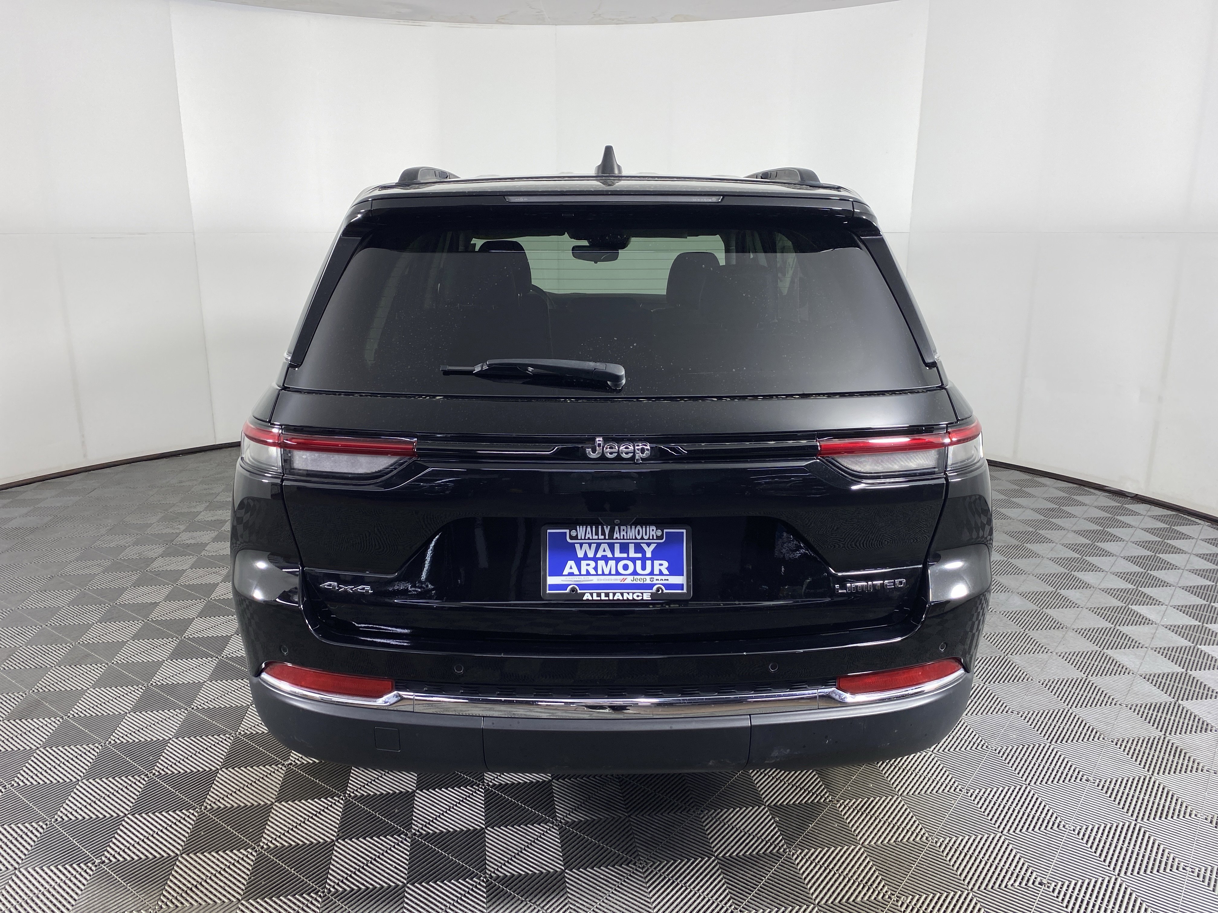 Used 2023 Jeep Grand Cherokee Limited AWD/4WD image 9