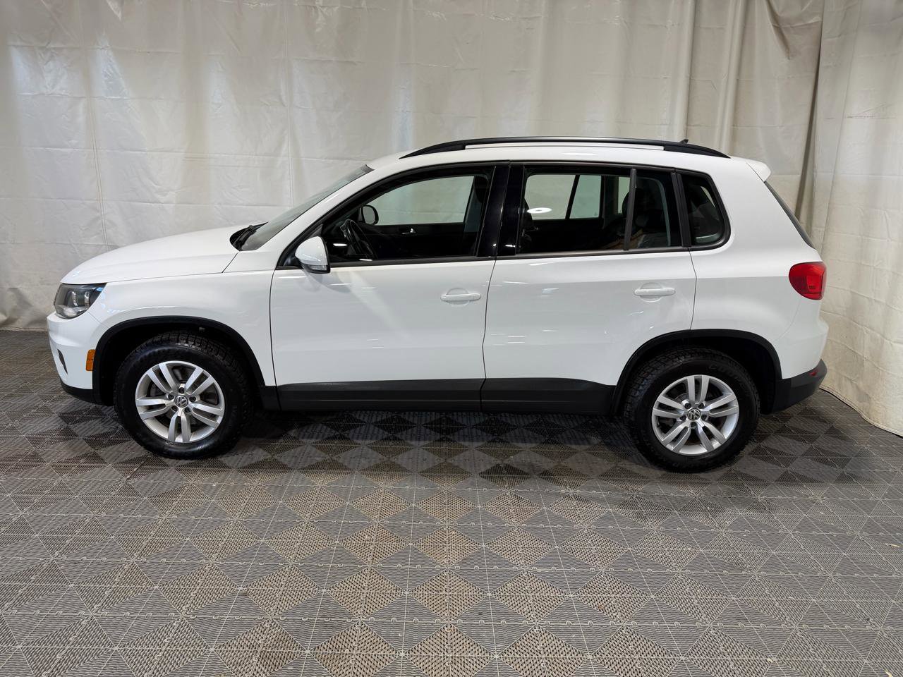 Used 2017 Volkswagen Tiguan S FWD image 5