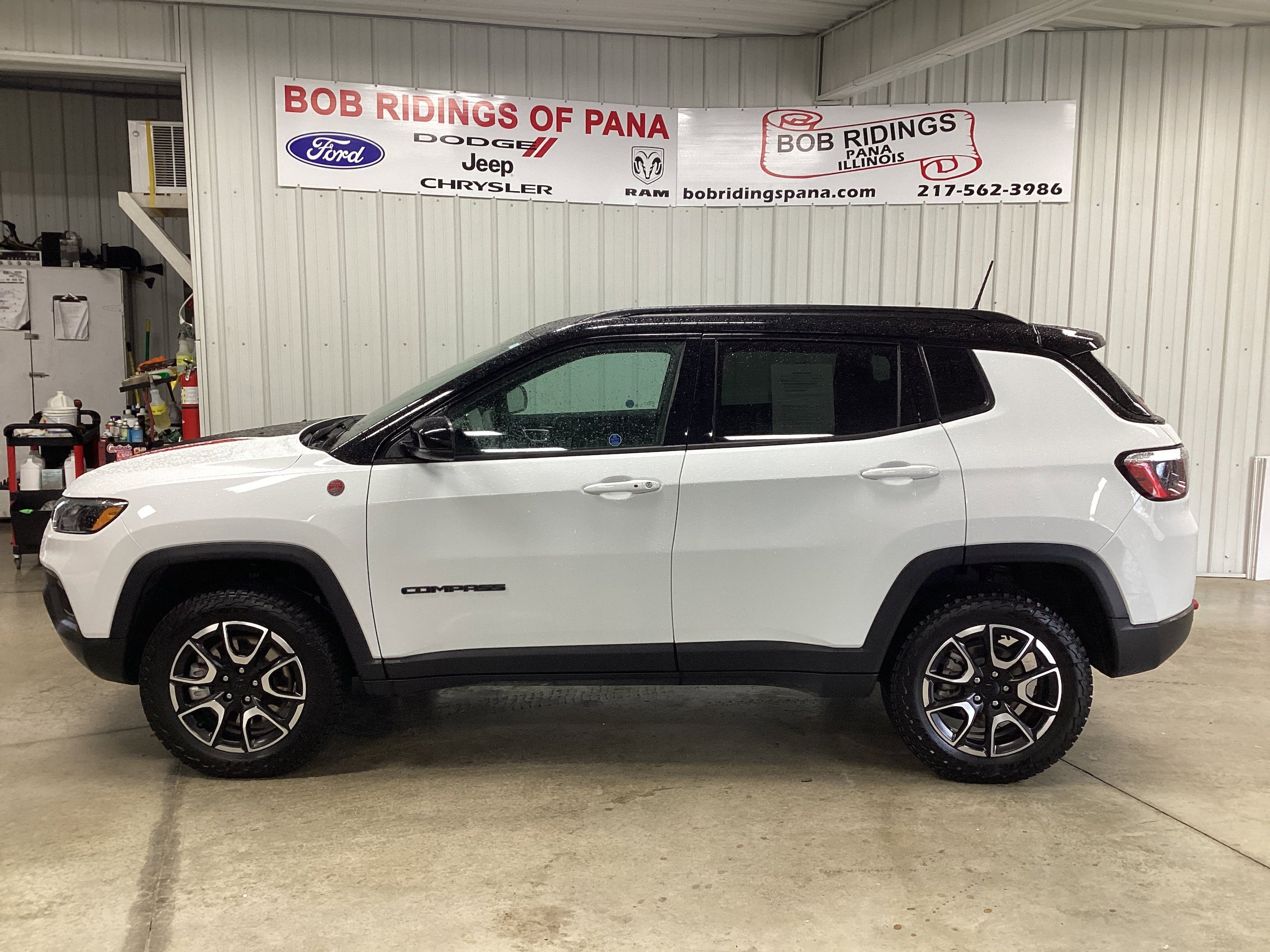 Used 2024 Jeep Compass Trailhawk w/ Trailhawk Convenience Group AWD/4WD image 2