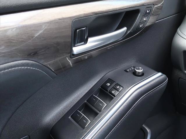 Certified 2024 Toyota Highlander Limited AWD/4WD image 11