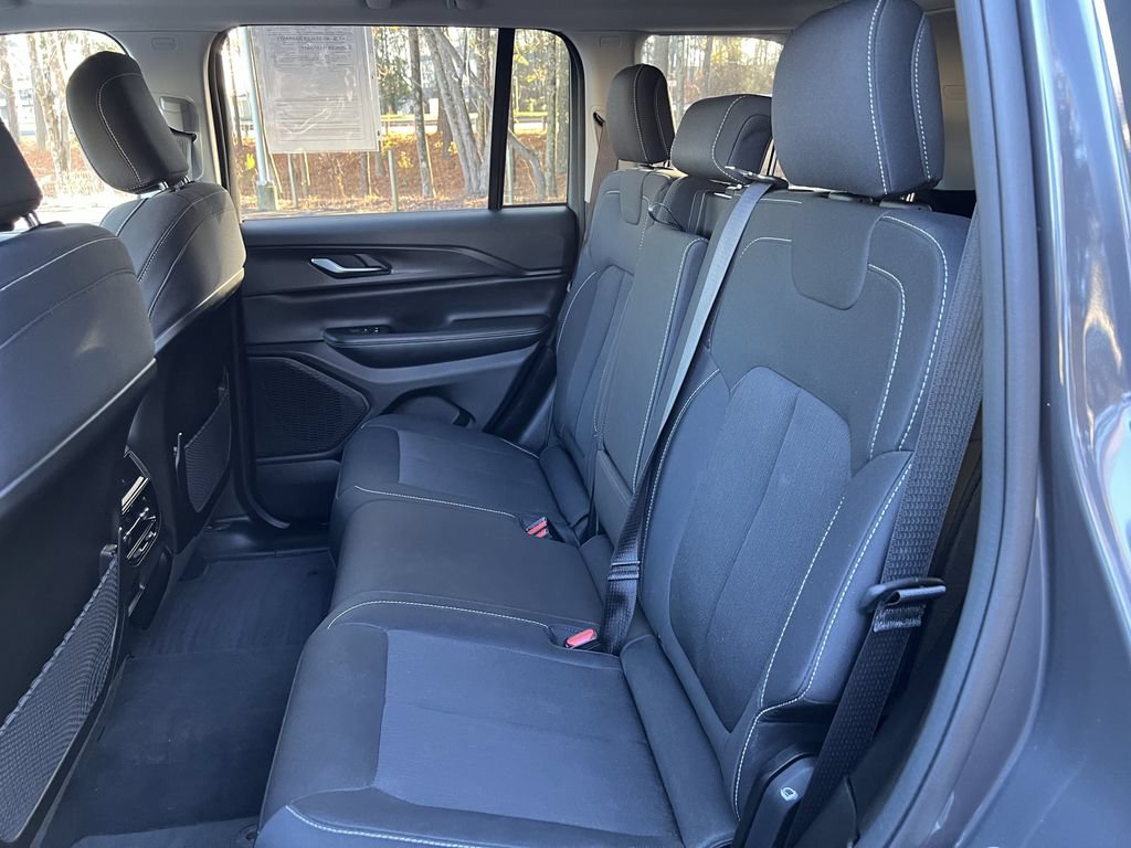 Used 2023 Jeep Grand Cherokee Laredo AWD/4WD image 15