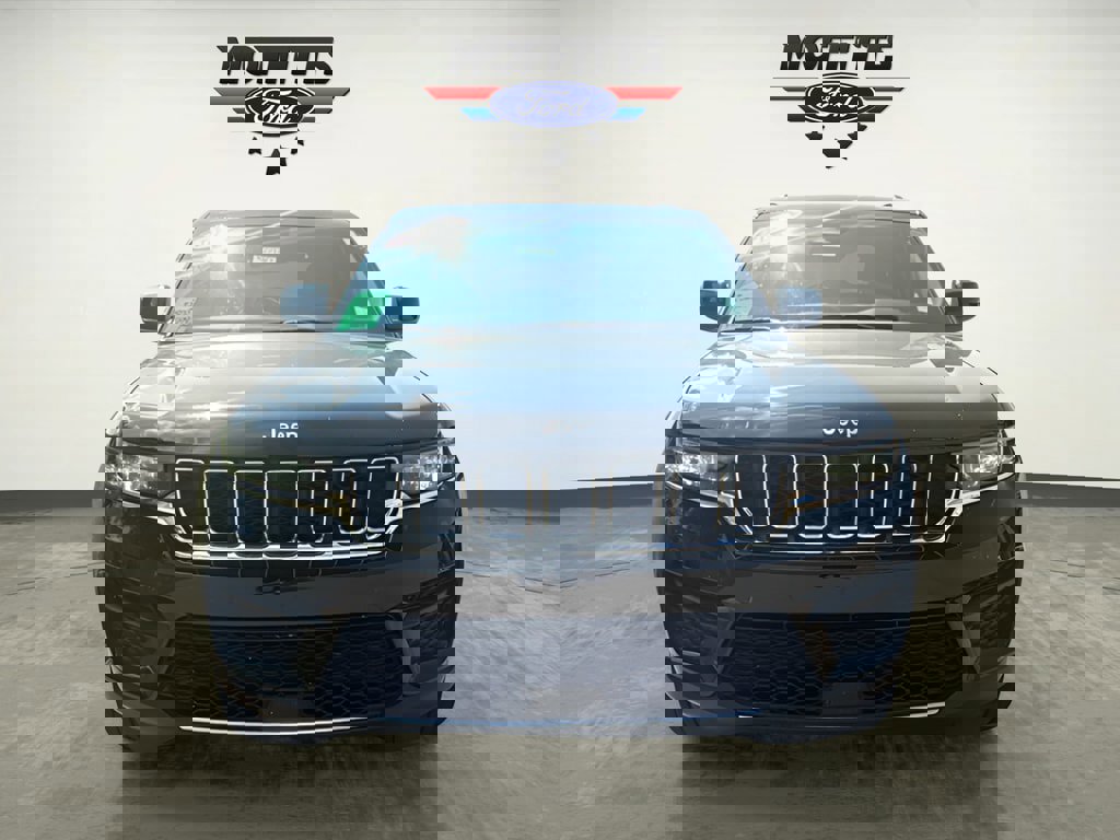 Used 2023 Jeep Grand Cherokee Laredo image 8