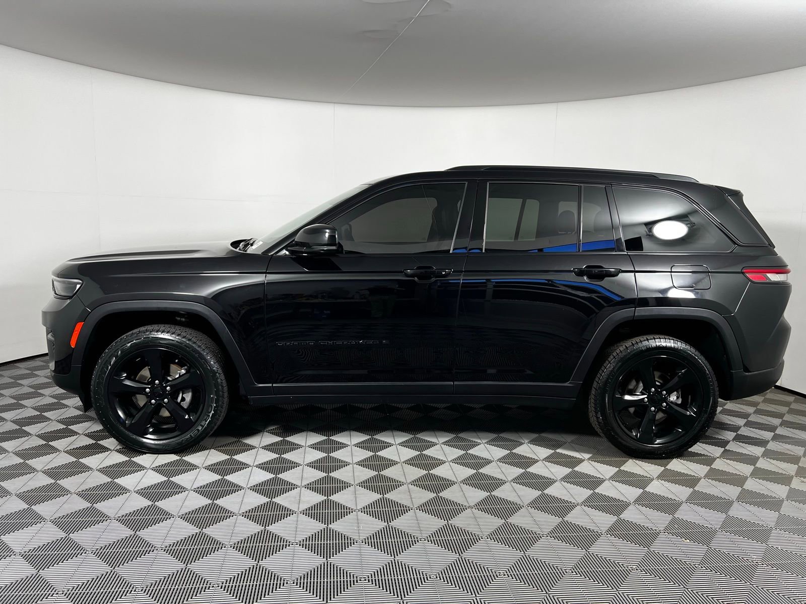 Used 2023 Jeep Grand Cherokee Altitude image 8