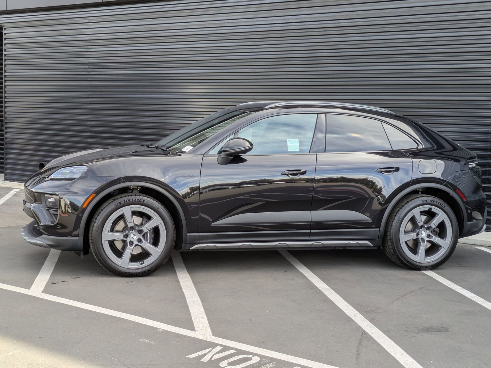 Certified 2025 Porsche Macan Electric RWD image 2