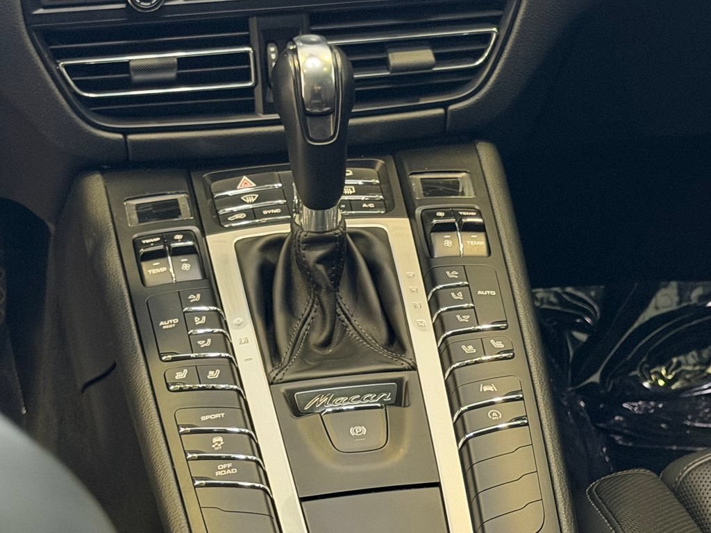 Certified 2020 Porsche Macan AWD/4WD image 17