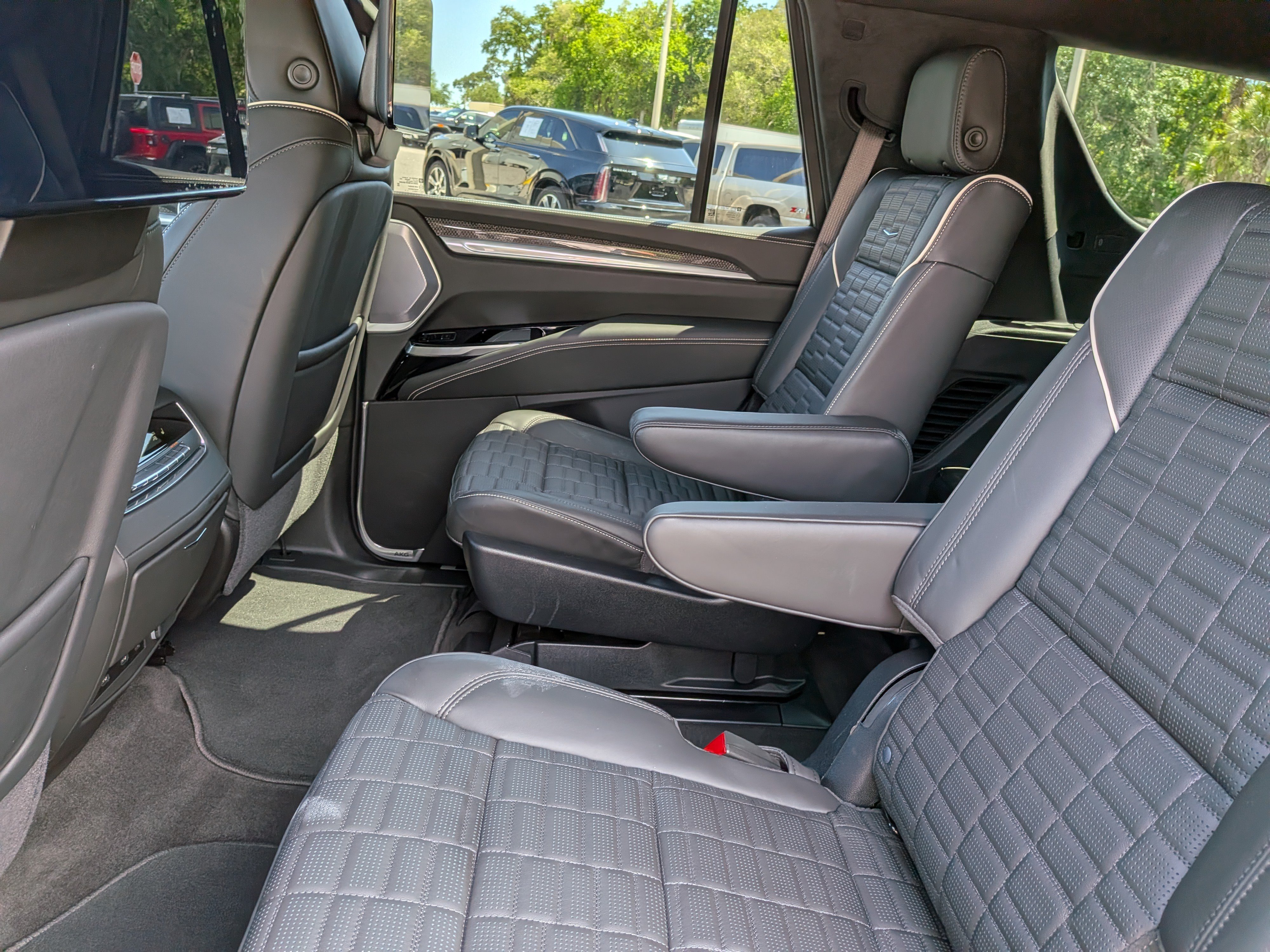 Certified 2025 Cadillac Escalade V w/ LPO, ONYX Package AWD/4WD image 17