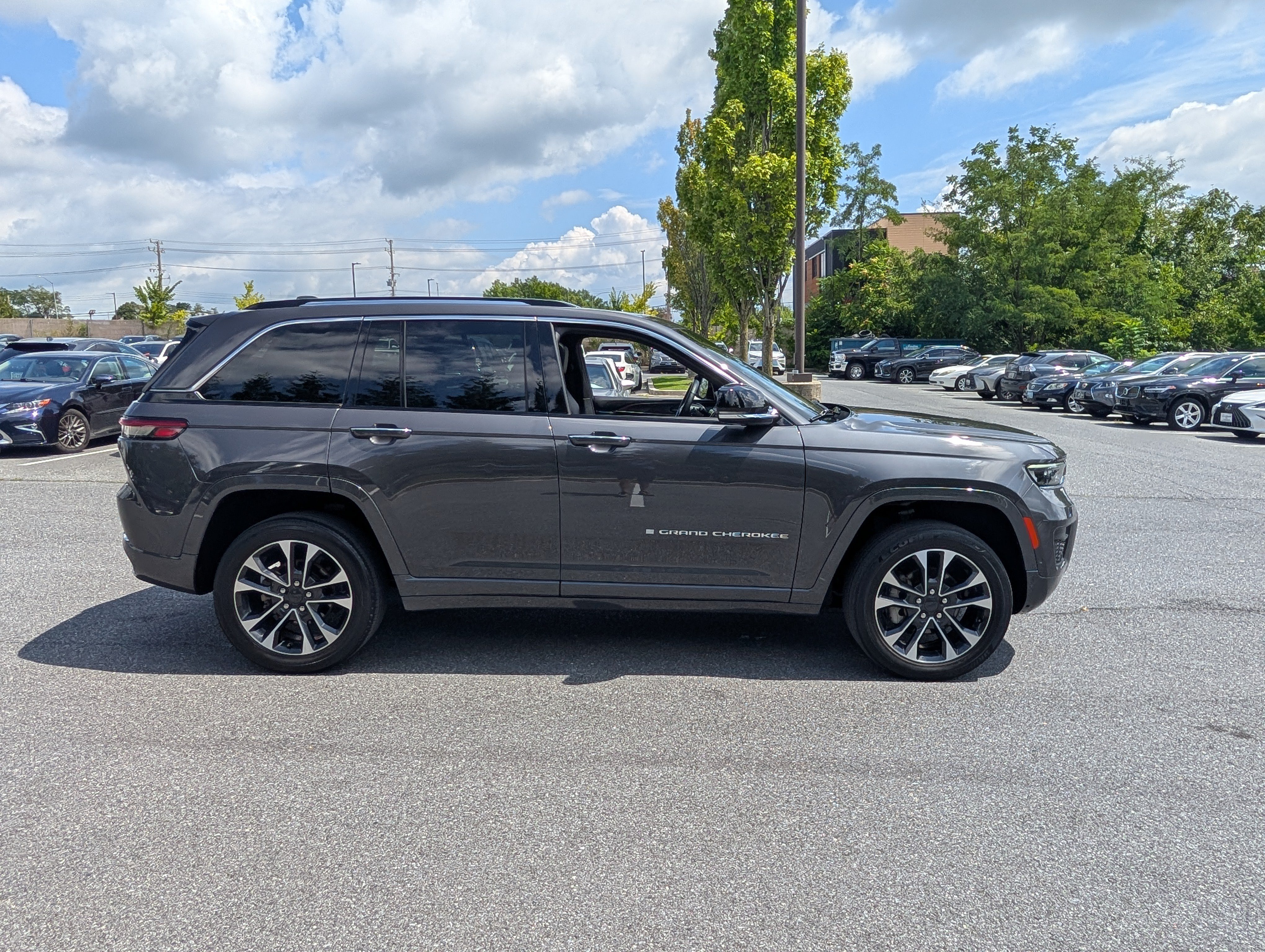 Used 2022 Jeep Grand Cherokee Overland w/ Luxury Tech Group IV AWD/4WD image 2