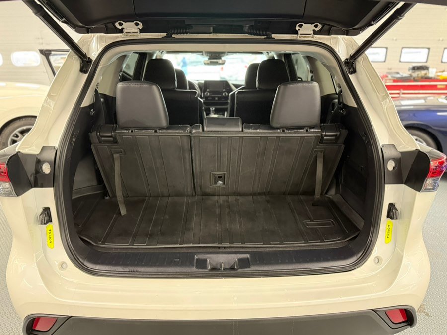 Used 2021 Toyota Highlander XLE AWD/4WD image 39