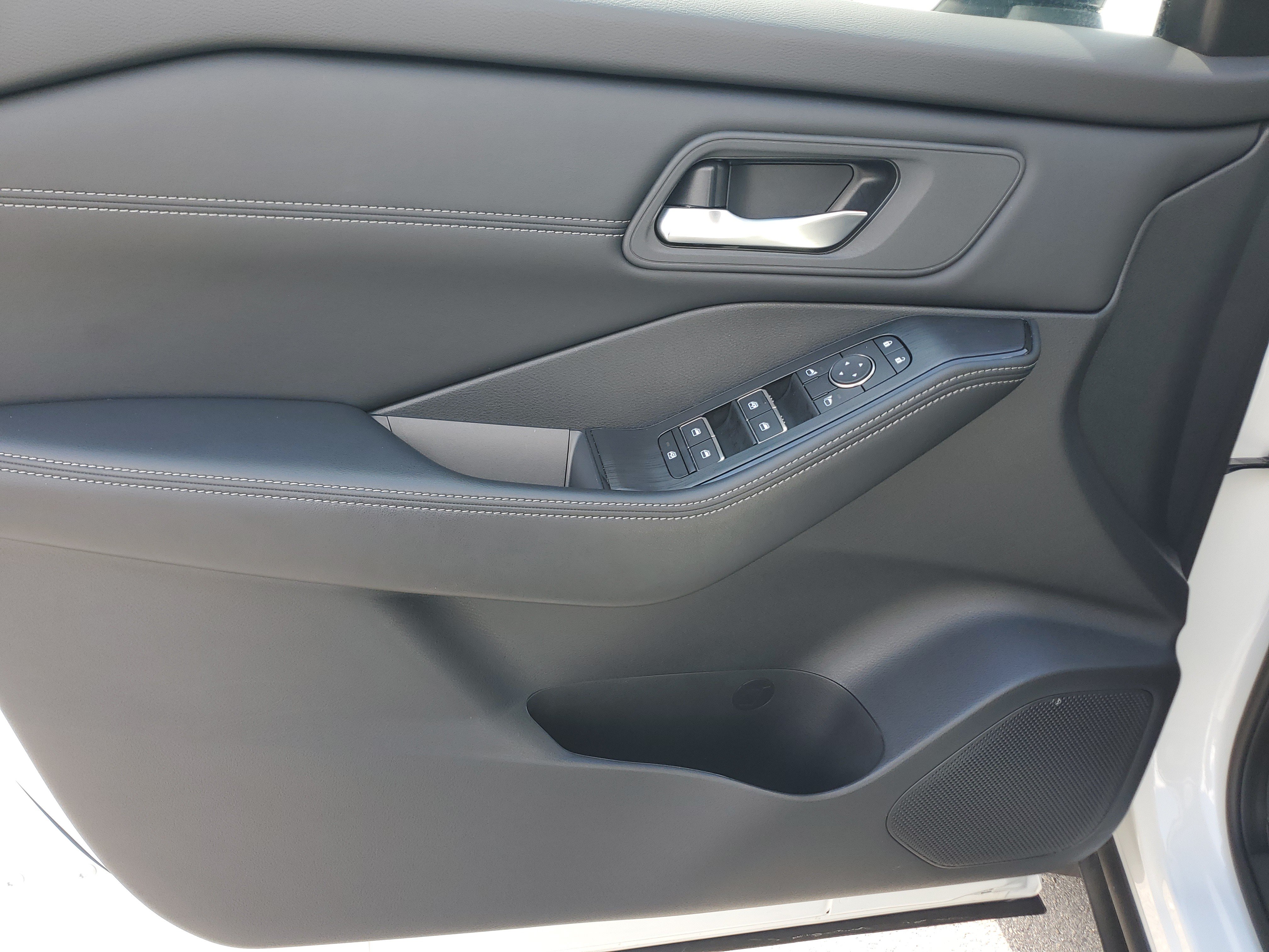 Used 2025 Nissan Rogue SL FWD image 27