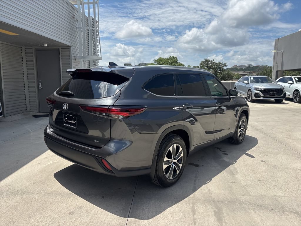 Used 2025 Toyota Highlander XLE FWD image 6