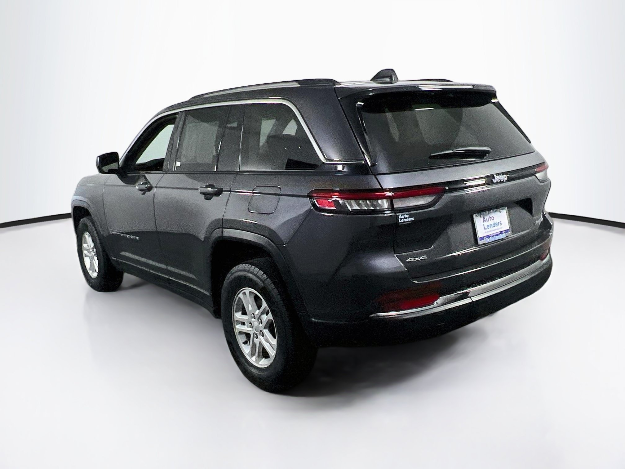 Used 2023 Jeep Grand Cherokee Laredo AWD/4WD image 7