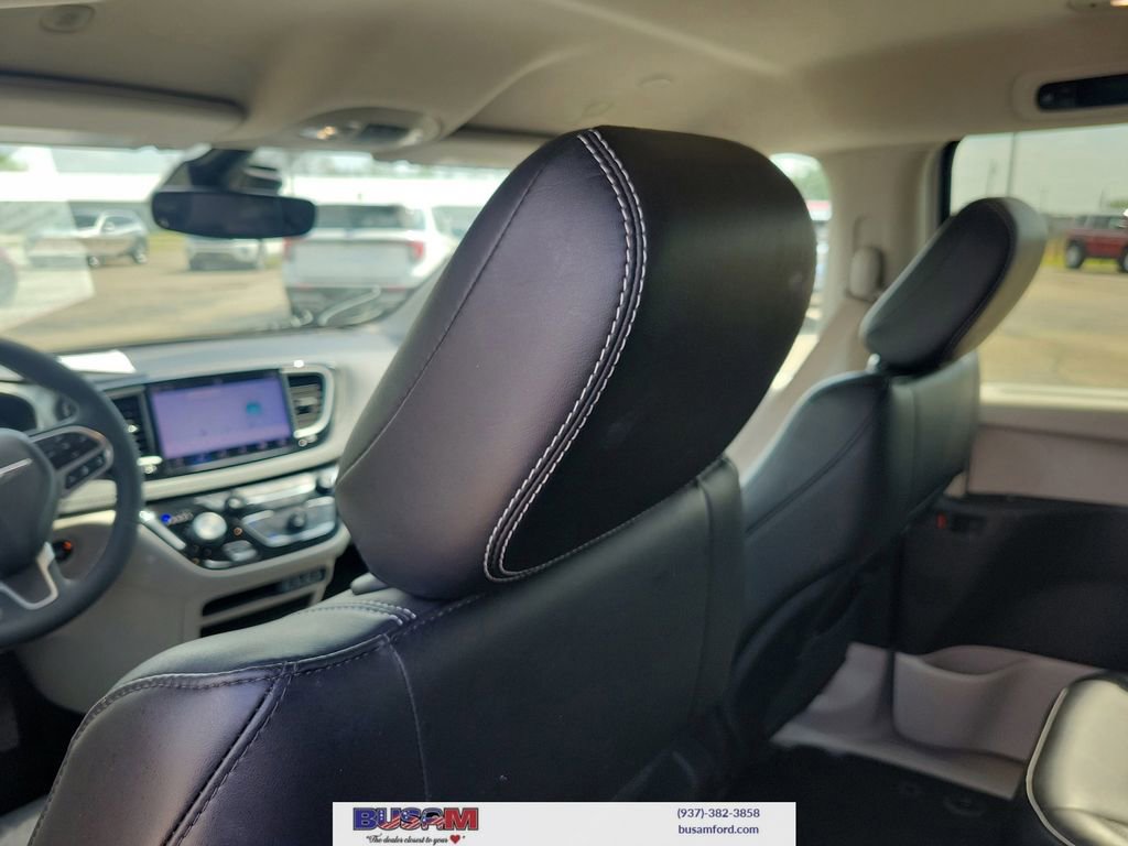 Used 2023 Chrysler Pacifica Touring-L FWD image 12