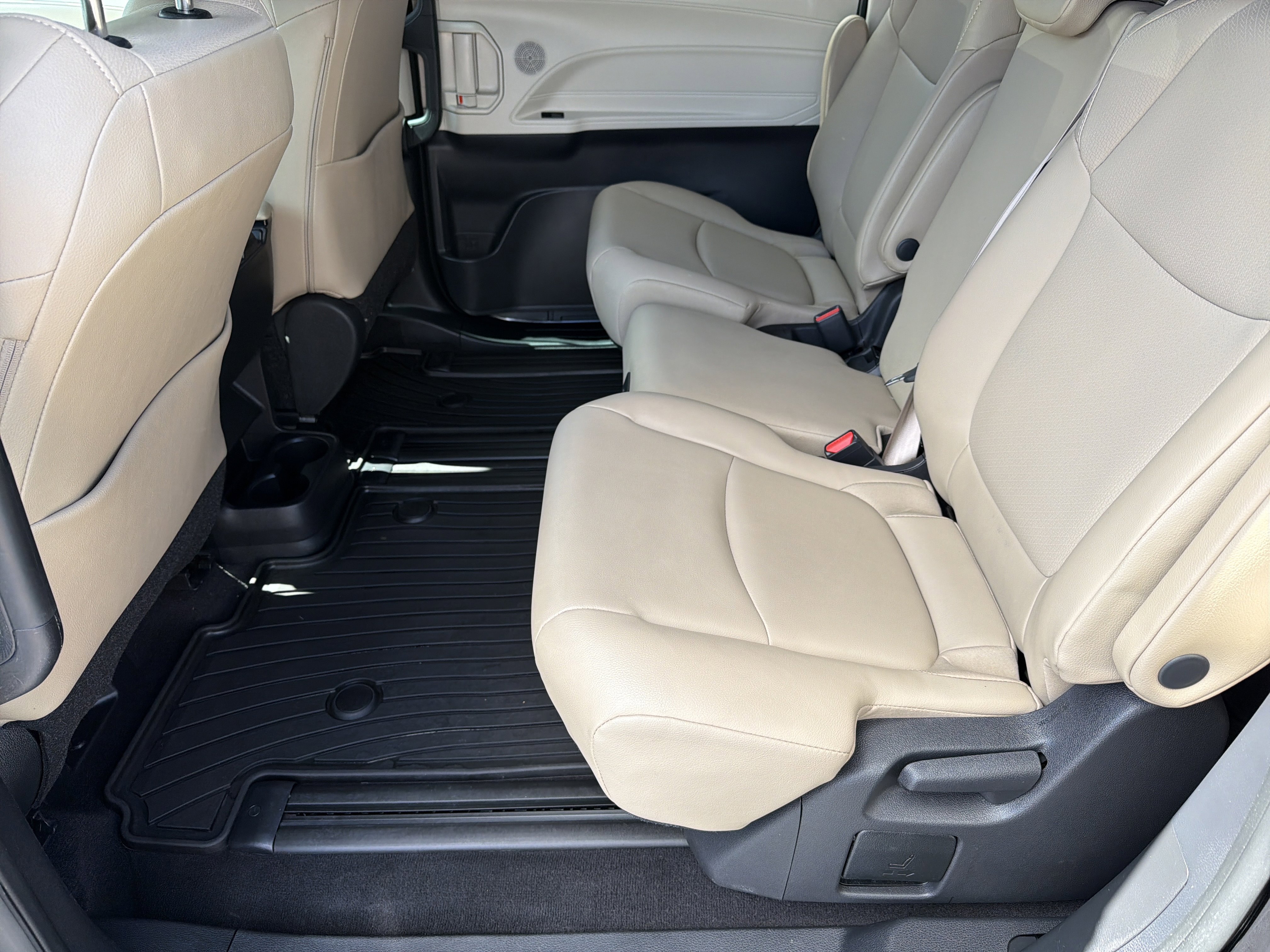 Used 2022 Toyota Sienna XLE image 19