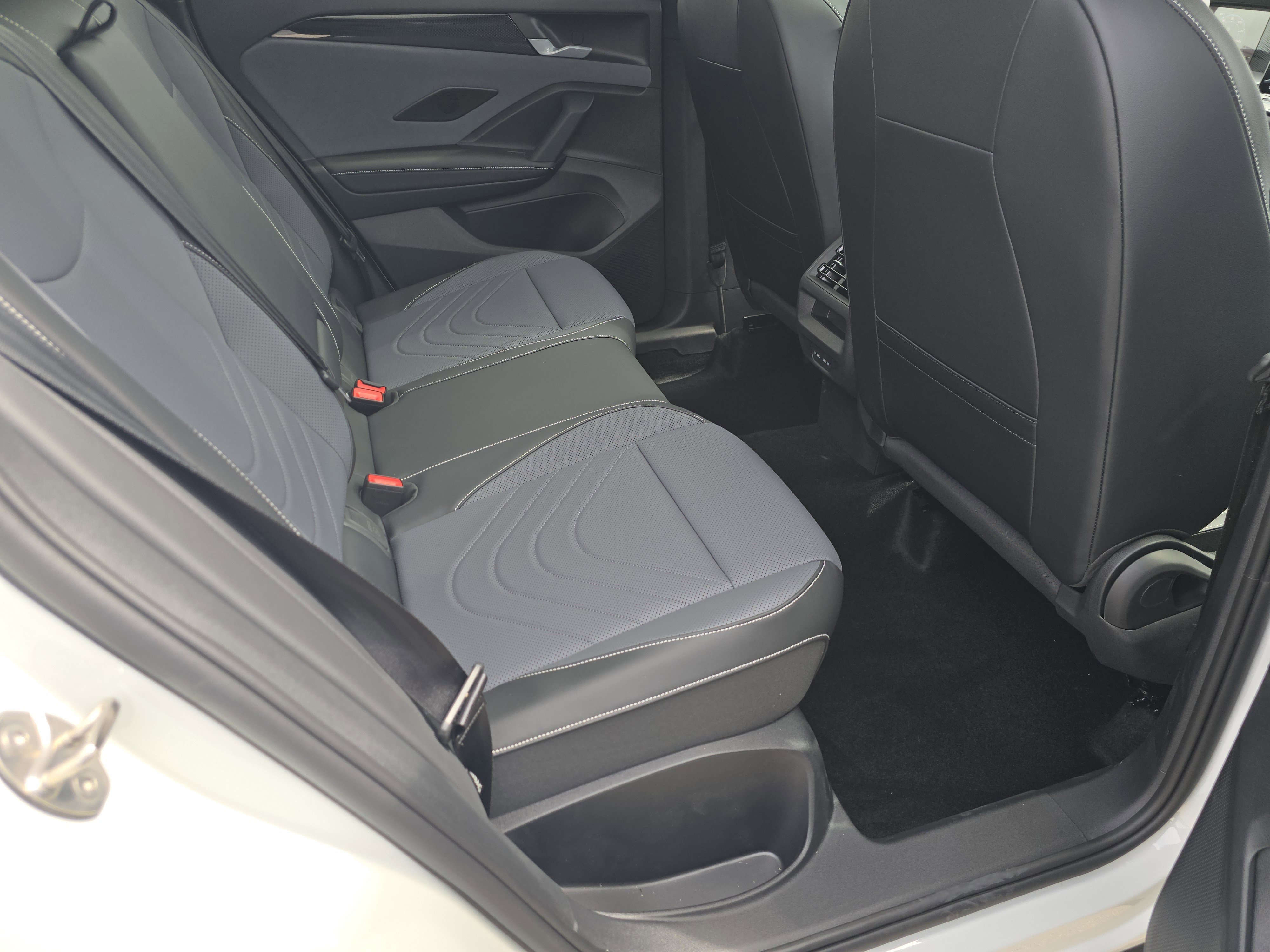 New 2026 Volkswagen Tiguan SE R-Line AWD/4WD image 17