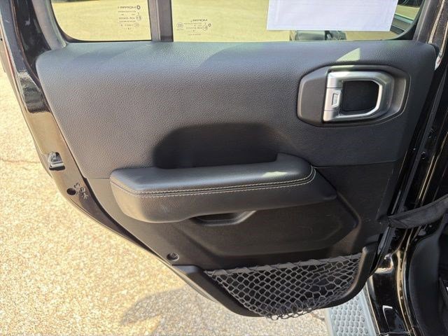 Used 2018 Jeep Wrangler Unlimited Sahara AWD/4WD image 13