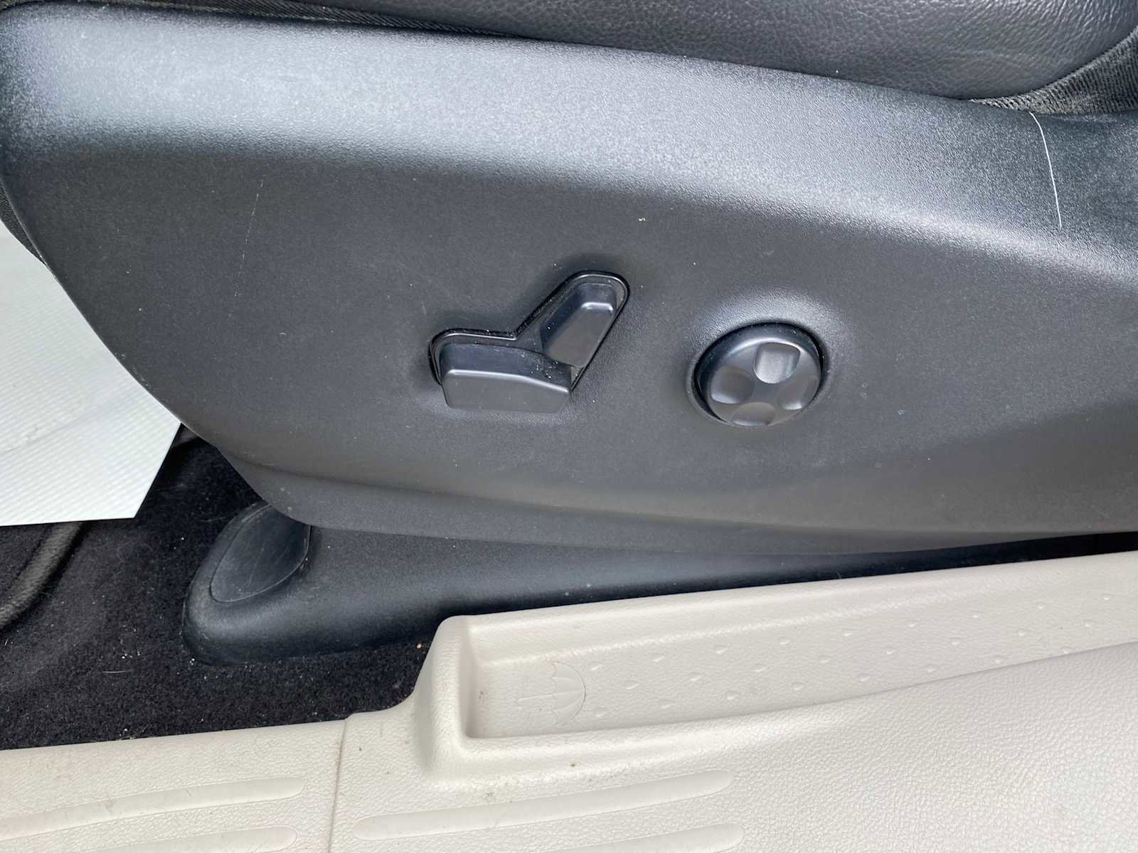 Used 2017 Chrysler Pacifica Touring-L FWD image 17