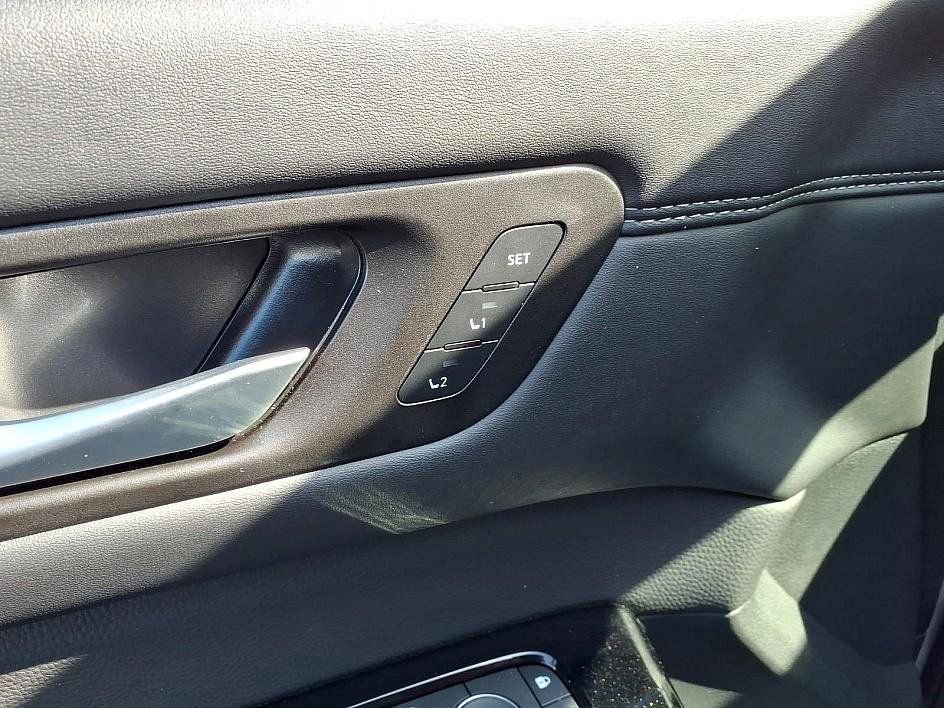 Used 2025 Nissan Pathfinder Platinum w/ Lighting Package (N92) image 11