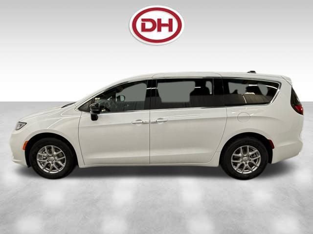 New 2026 Chrysler Pacifica Select FWD image 10