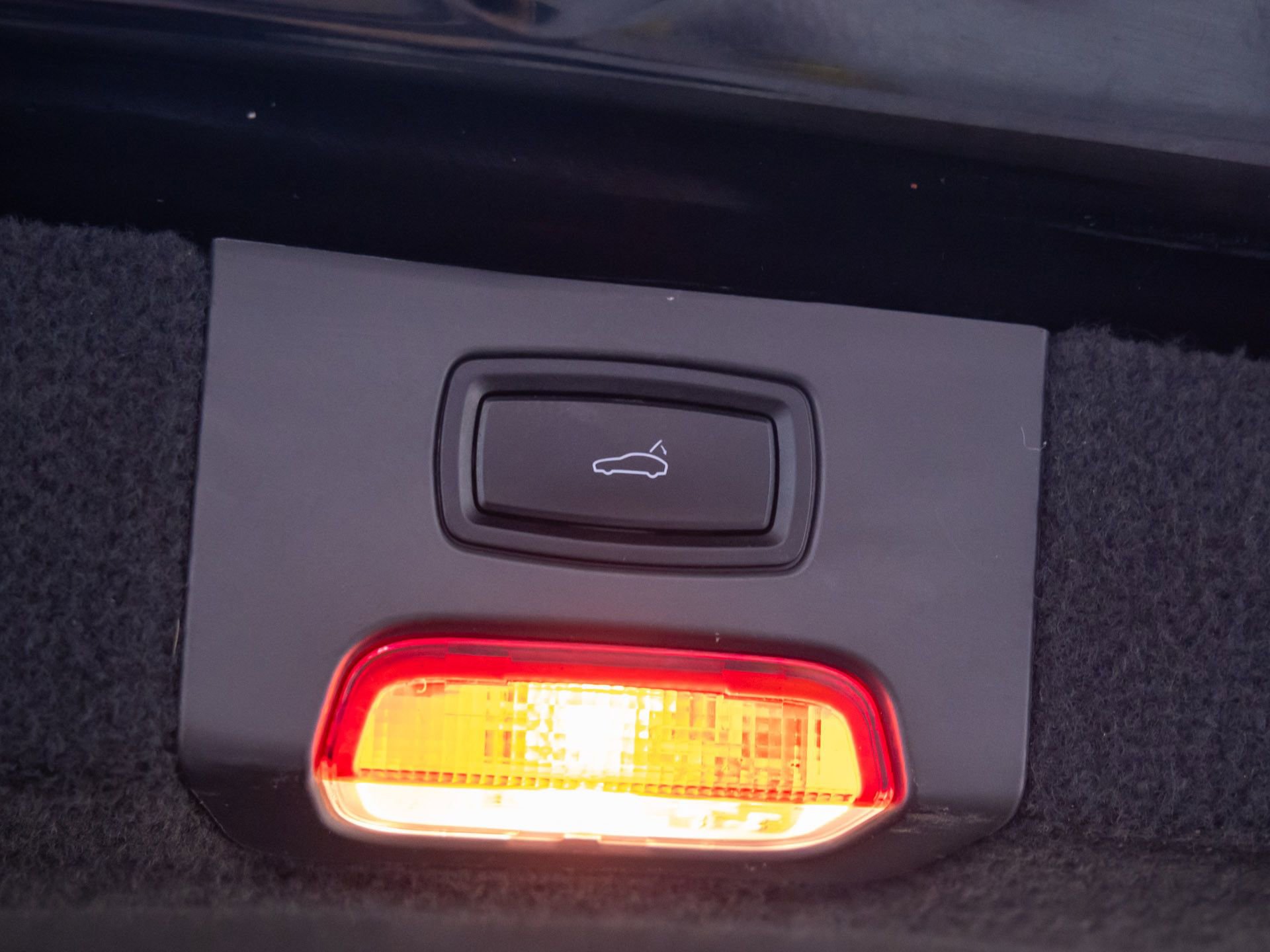 Certified 2017 Porsche Cayenne Platinum Edition image 31