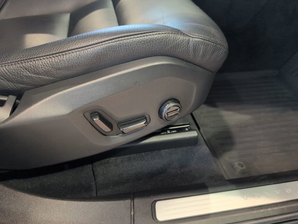 Used 2022 Volvo XC60 B5 Momentum w/ Advanced Package image 49
