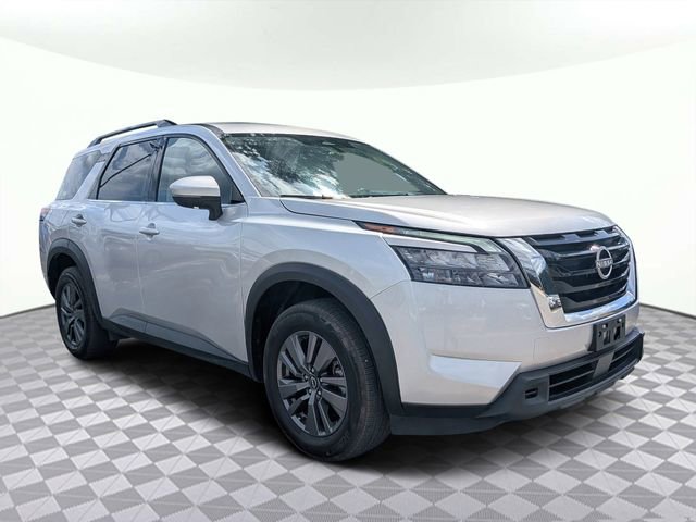 Used 2024 Nissan Pathfinder SV image 2