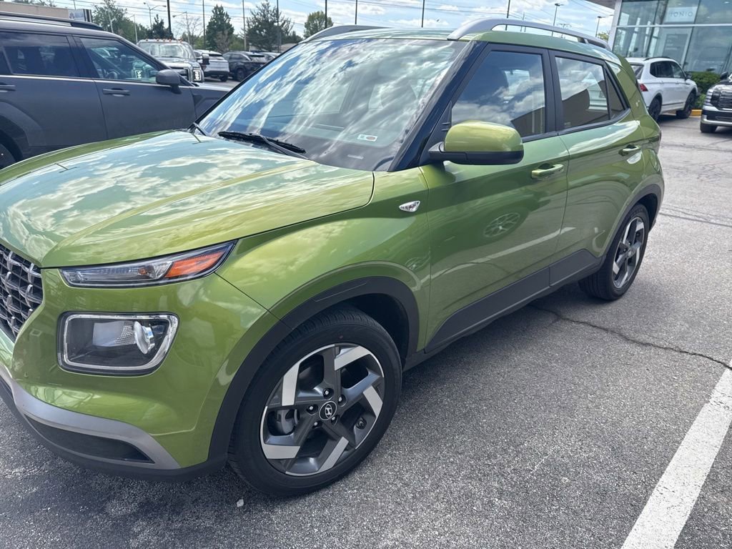 Used 2024 Hyundai Venue SEL FWD image 1
