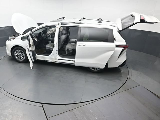 Used 2023 Toyota Sienna Limited image 53