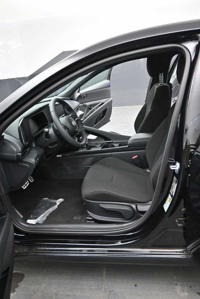 New 2026 Hyundai Elantra SEL Sport FWD image 16
